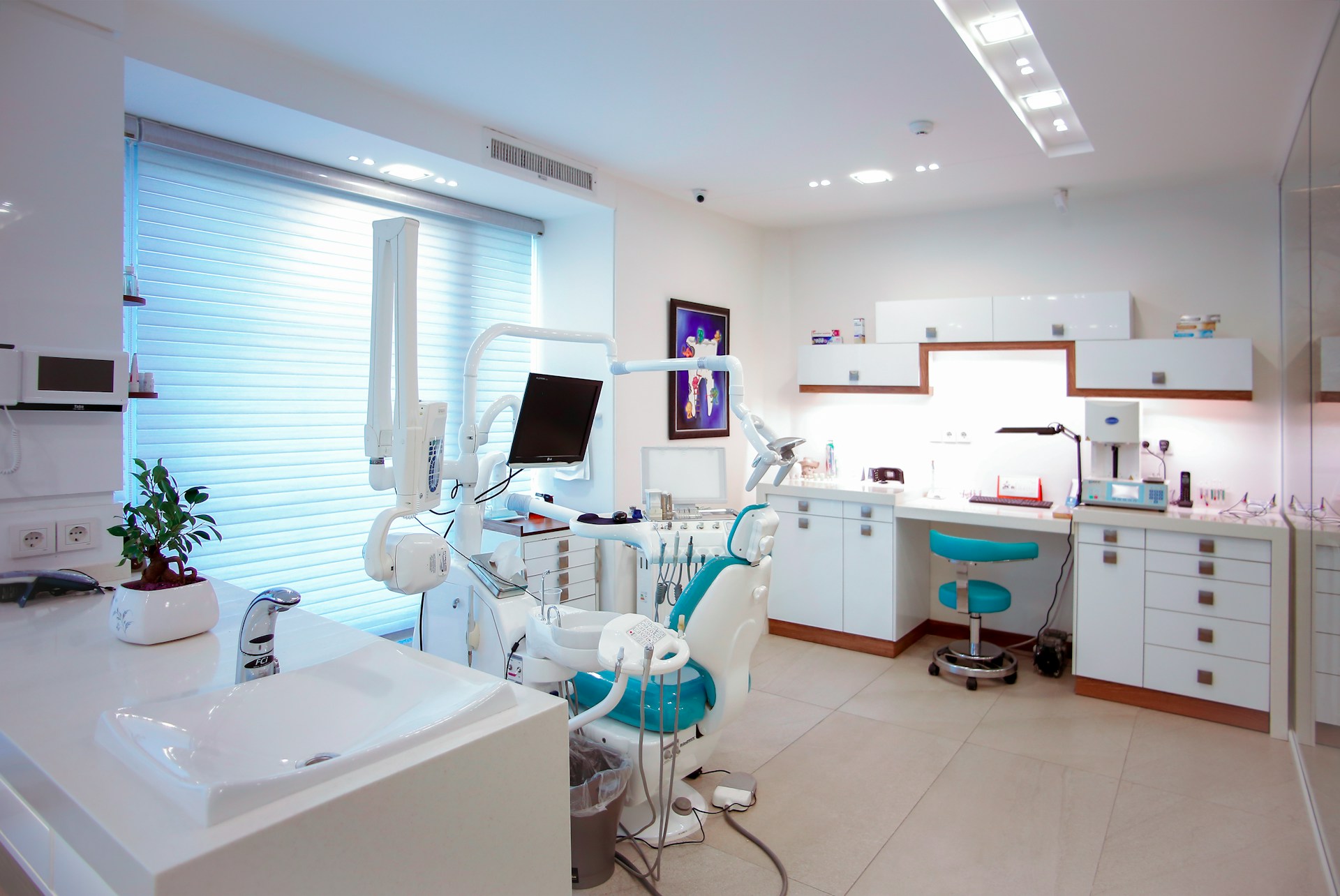 Private Dentist Prices UK 2025: Why Watford Costs Triple What Luton Charges